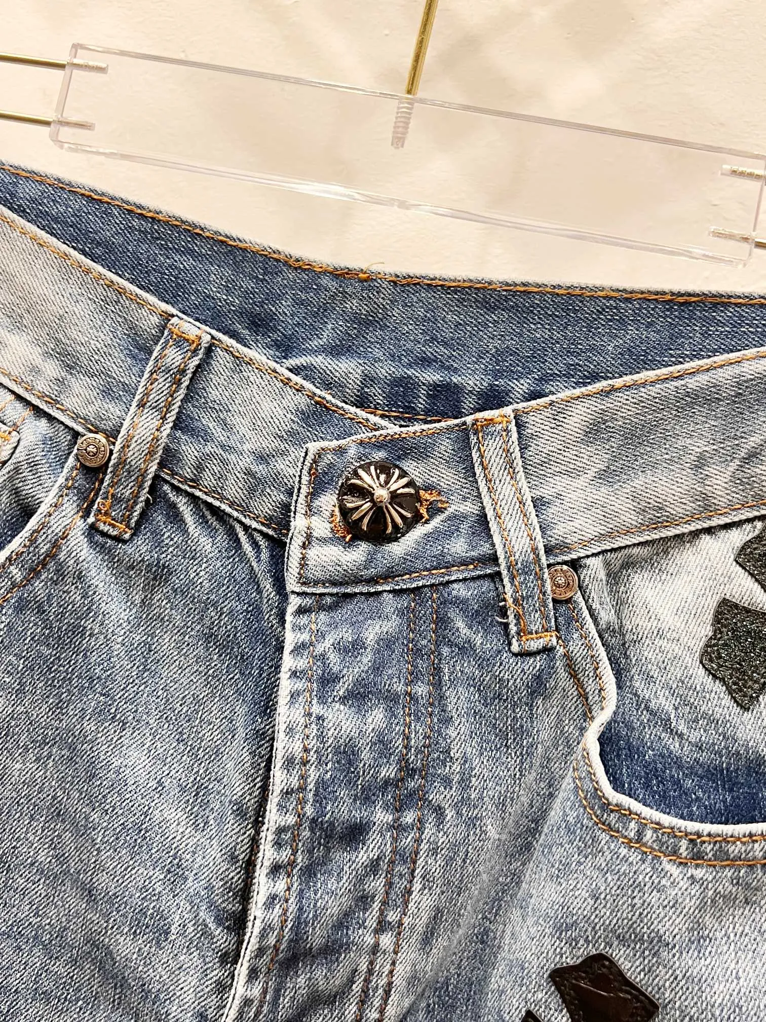 P280 Style No.: (r035) Chrome Hearts & Chrome Hearts Blue Bull Starry Sky Patchwork Leather Cross Jeans - Using starry sky theme patchwork leather elements, mostly presented in the shape of a cross. There is glitter on the surface of the leather, which is dazzling under the light. The unique design has simple and elegant details, exquisite workmanship, the entire trousers are neatly routed, and the details are in place! It’s so cool that both men and women can easily control the genderless trend!  Color: blue Size: S-M-L-XL-XXL